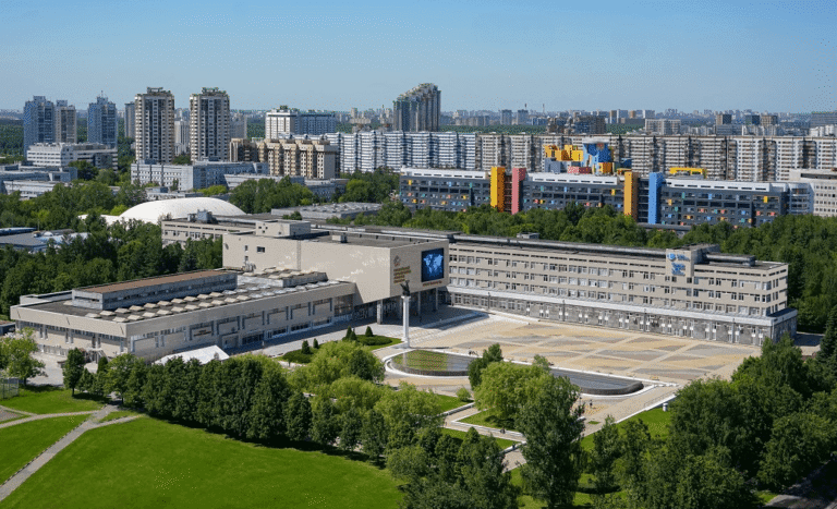 RUDN Üniversitesi Kampüs (Rusya Halkların Dostluğu Üniversitesi)'ne Rusya'da üniversite okumak için başvuran öğrenci