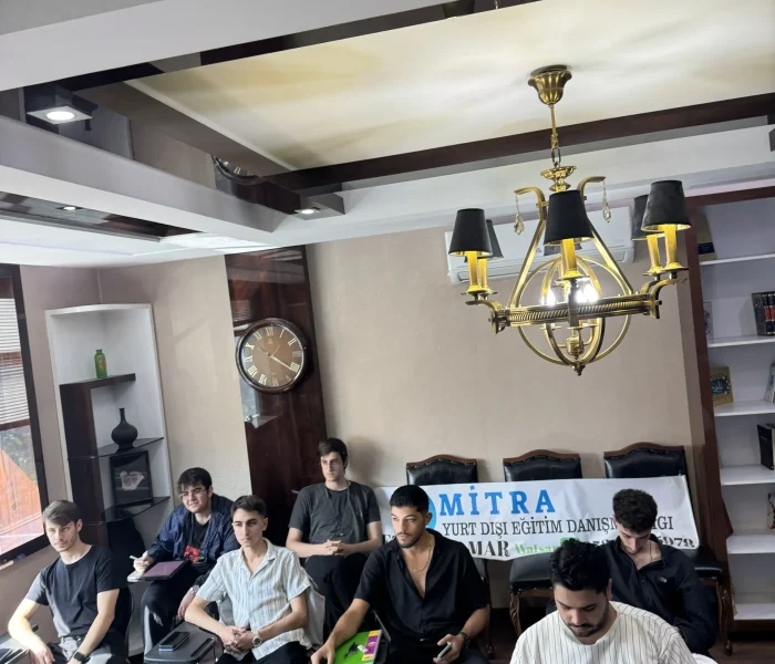 Öğrencilerin Rusya'da üniversite okumak için seminere katılması