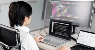 Rusya'da üniversite okuyup bilgisayar mühendisliği eğitimi alan öğrenci